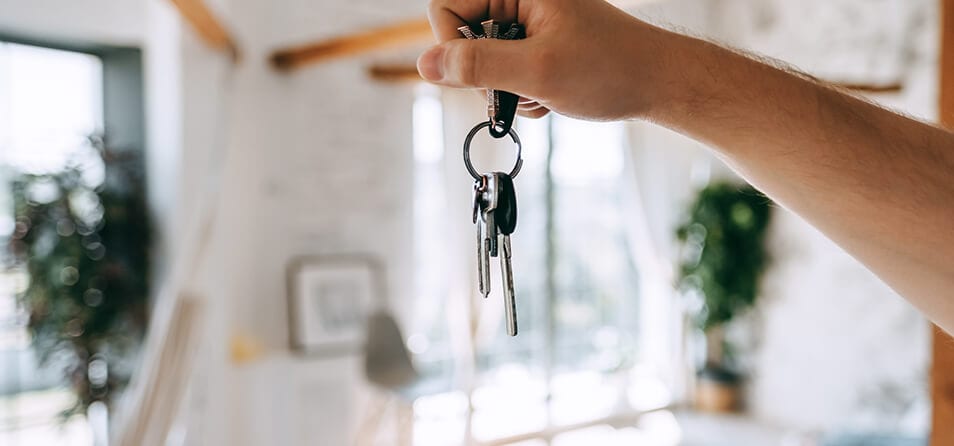 como comprar um apartamento - pessoa segurancha chave de casa