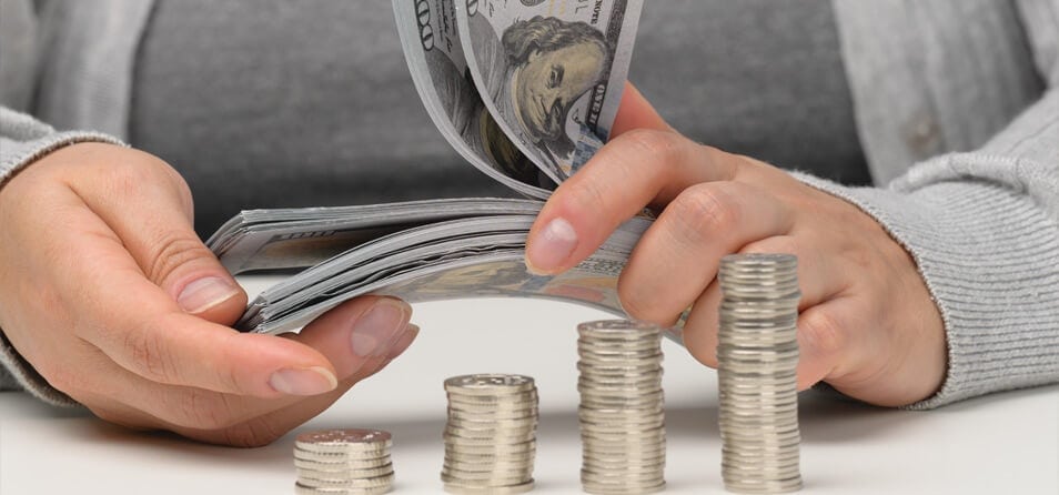 Imagem de uma pessoa contando dinheiro e moedas