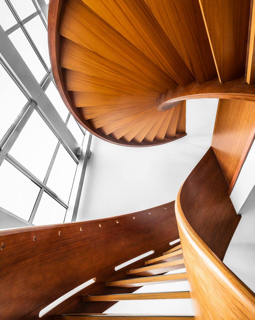 escada helicoidal de madeira