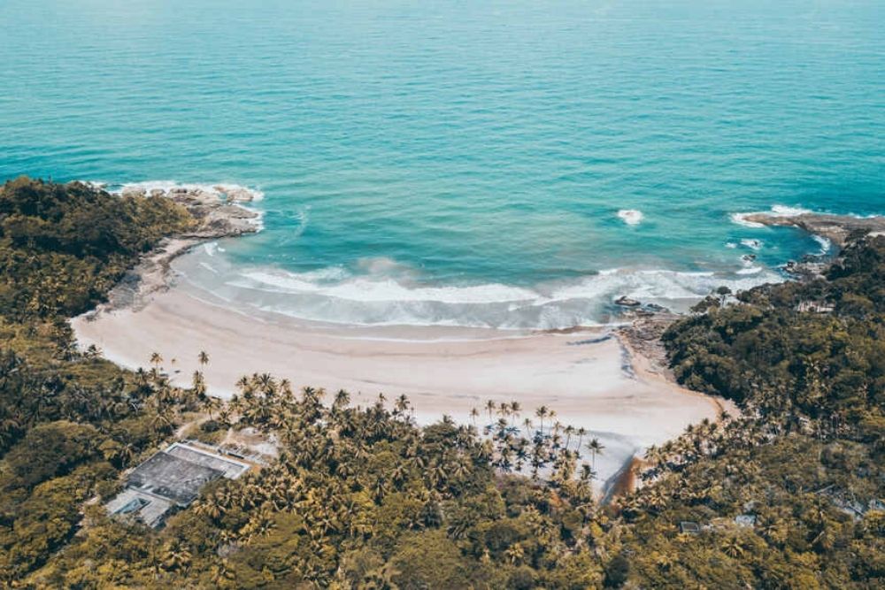 Paisagem com mar cristalino de praia em itacaré