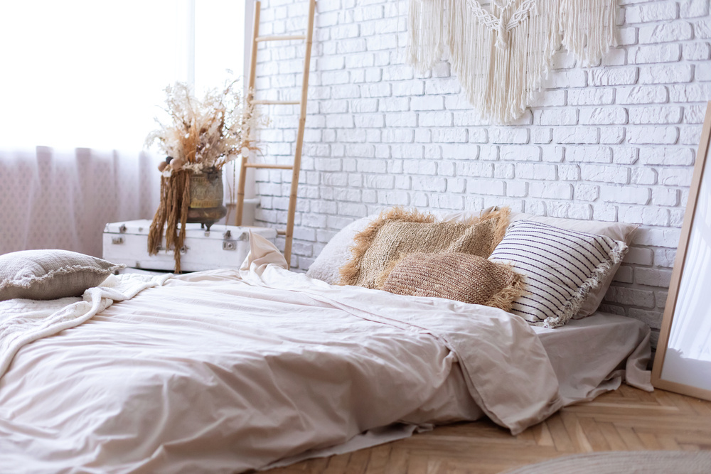 decoração boho para quarto tijolos aparentes bege e branco texturas colchão sem cama