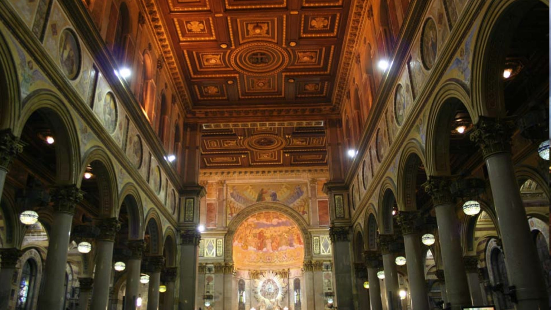 imagem de dentro da basilica de nossa senhora de nazare em belem