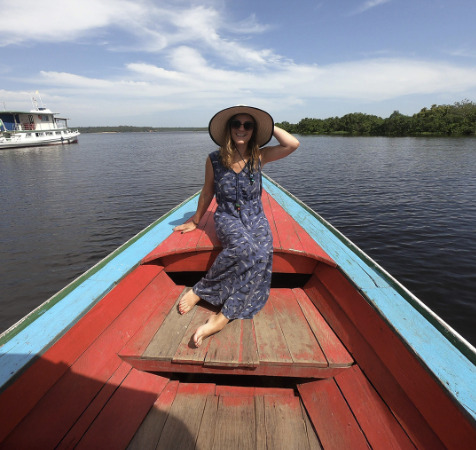 mulher sentada em um barco fazendo passeio em manaus