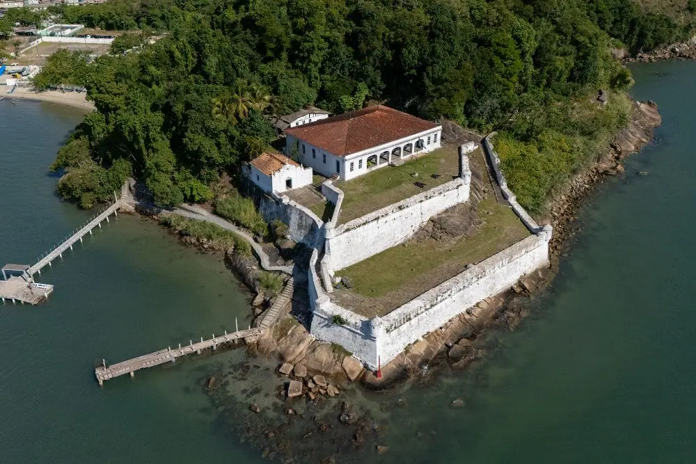 Vista panorâmica do Forte dos Andradas uma das opções do que fazer em Guarujá.