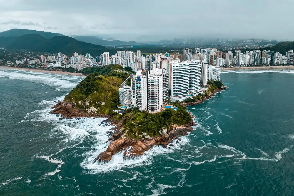 Vista aérea do Mirante do Maluf, ponto histórico sobre o que fazer em Guarujá com cultura.