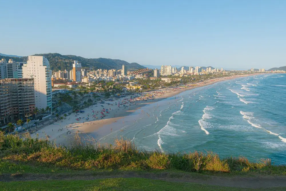 Praia com orla urbanizada, uma das principais opções de o que fazer em Guarujá.